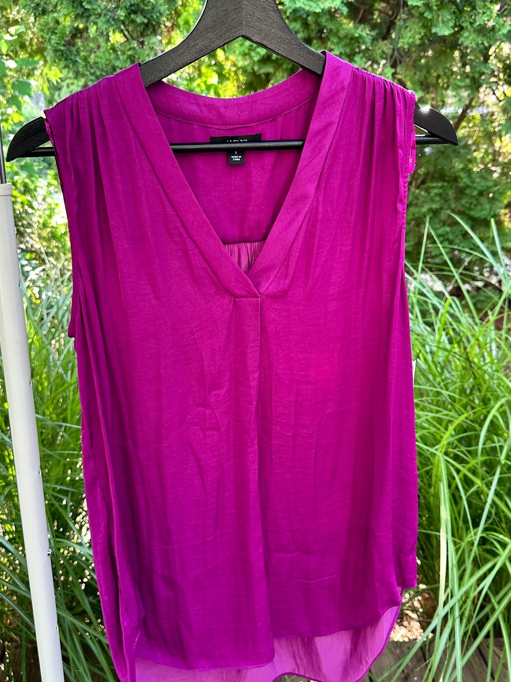 NWT Alfani Sleeveless V-Neck Blouse in Fuchsia Size Small